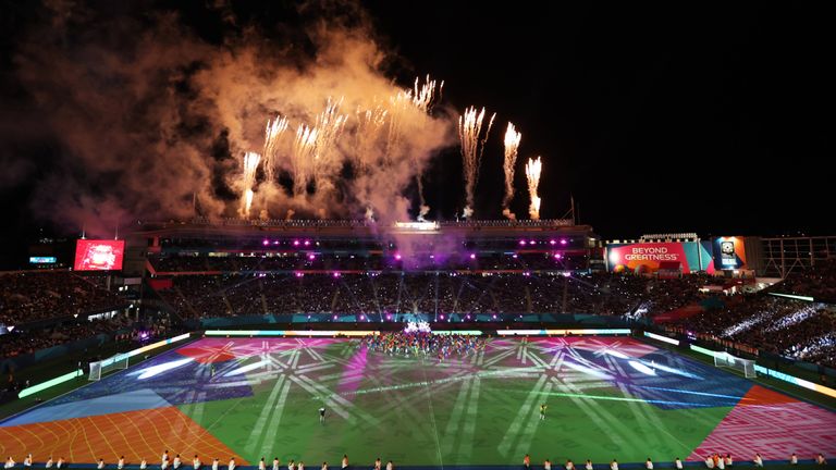 Mit Feuerwerk begrüßte Neuseeland die Welt.