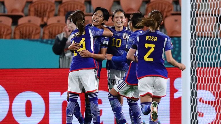 Die Japanerinnen bejubelt ihren 5:0-Auftaktsieg gegen Sambia.