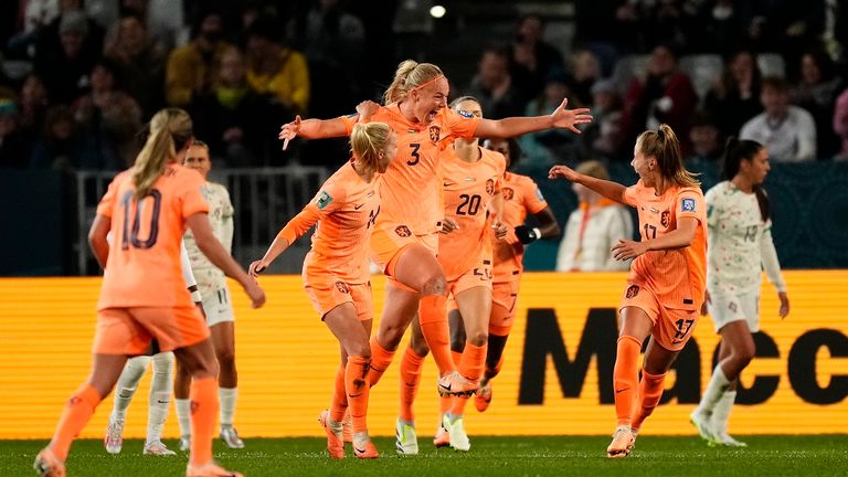 Stefanie Van Der Gragt (Mitte, Nr. 3) jubelt über ihren Treffer beim 1:0-Sieg der Niederländerinnen gegen Portugal.