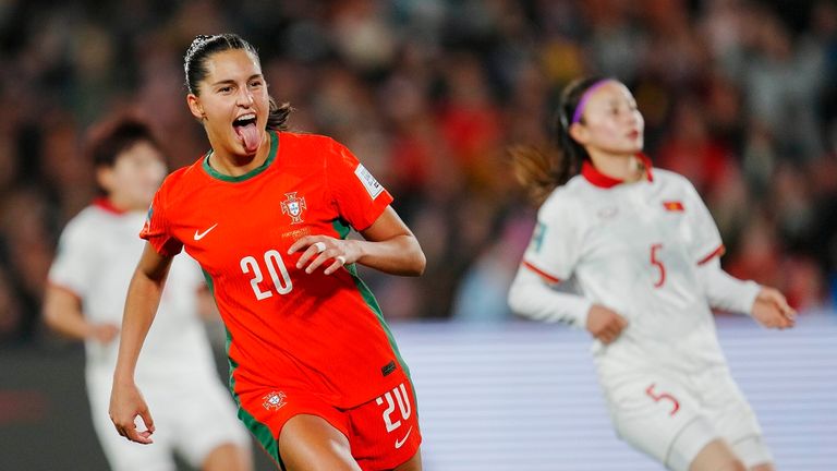 Portugals Kika Nazareth jubelt nach ihrem Treffer zum 2:0 gegen Vietnam.
