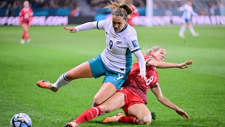 Nadine Riesen (rechts) erkämpft sich mit der Schweiz ein 0:0 gegen Gabi Rennie und die Neuseeländerinnen. Für den Co-Gastgeber der FIFA Frauen WM bedeutet dies das Ausscheiden aus dem Turnier.