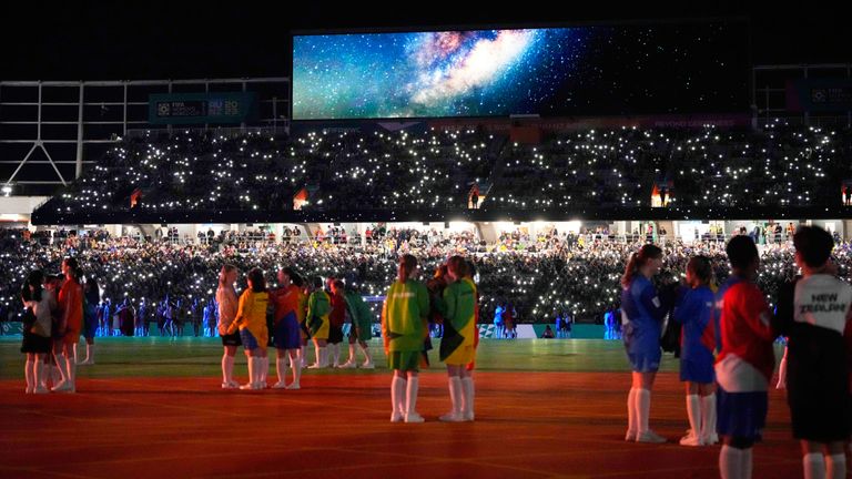 Bei der Eröffnungsfeier wurden die teilnehmenden Nationalmannschaften repräsentiert.
