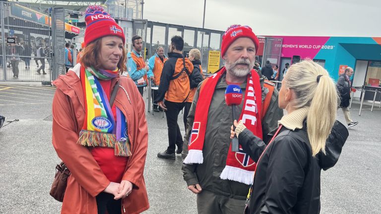 Julia Simic im Gespräch mit zwei Norwegen-Fans.