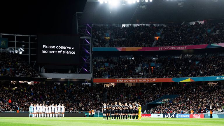 Für die Opfer der Schießerei am Morgen der WM-Eröffnung gab es vor dem Spiel eine Schweigeminute.