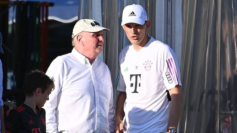 Uli Hoeneß (l.) im Gespräch mit Bayern-Trainer Thomas Tuchel (r.).