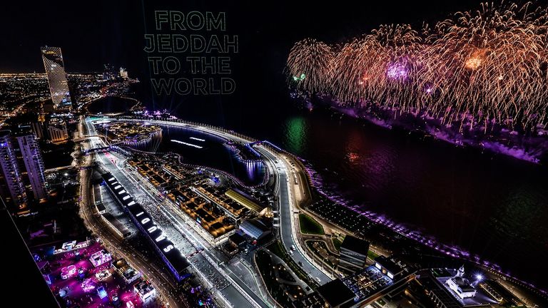 Wie in Jeddah, garantiert die Formel 1 auch für 2024 wieder viel Spektakel rund um die Strecken.