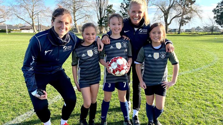Julia Simic (2.v.r.) und Stefanie Mirlach (l.) zusammen mit neuseeländischen Mädchen während des Trainingscamps in Cambridge.