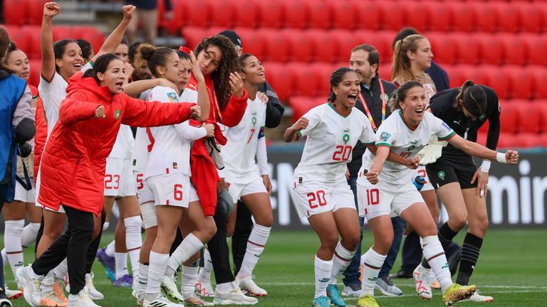 Marokkos Frauenfußballerinnen bejubeln ihren ersten WM-Sieg. 
