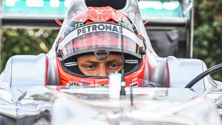Beim Festival of Speed fuhr Mick Schumacher den Wagen seines Vaters aus der Saison 2011 und trug noch dazu seinen roten Helm.