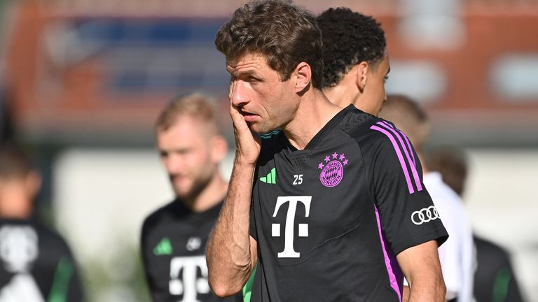 Thomas Müller muss das Trainingslager der FC Bayern wegen Hüftproblemen vorzeitig verlassen. 
