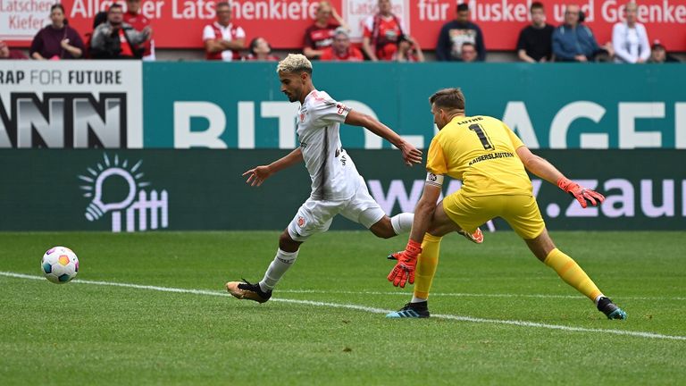 Elias Saad hatte keine Mühe den herauseilenden Andreas Luthe vor dem Führungstor zu umkurven.