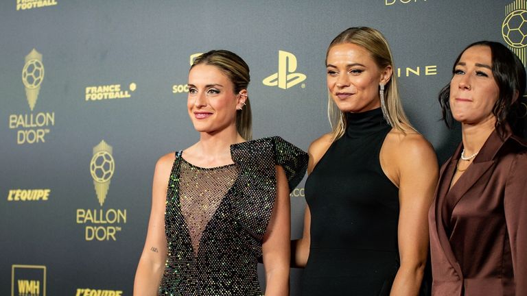 Alexia Putellas, Fridolina Rolfo und Lucy Bronze (v.l.n.r.) auf dem Roten Teppich bei der Verleihung des Ballon d' Or im Oktober 2022.