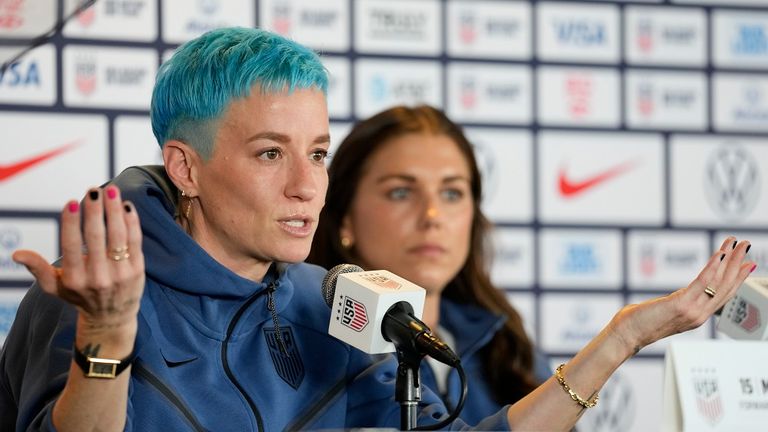 Megan Rapinoe (links) während einer Pressekonferenz des US Nationalteams. Die 38-jährige sorgt auf und neben dem Platz oft für Furore. 