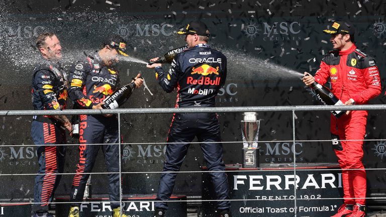 Erneut ist ein Pokal von Red Bull nach der Siegerehrung zu Bruch gegangen.