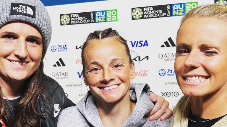 Julia Simic und Stefanie Mirlach mit Ria Percival.