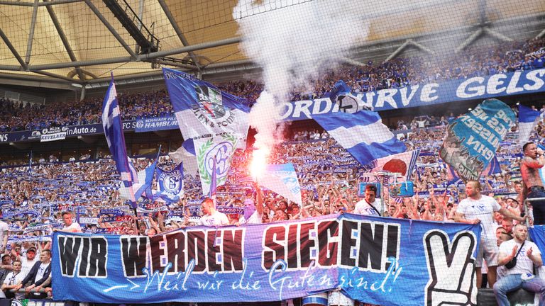 Für das Fehlverhalten der Fans muss Schalke 04 nun zahlen.