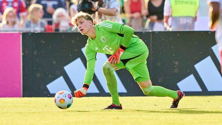 Torwart-Talent Johannes Schenk soll in der 3. Liga Spielpraxis sammeln.