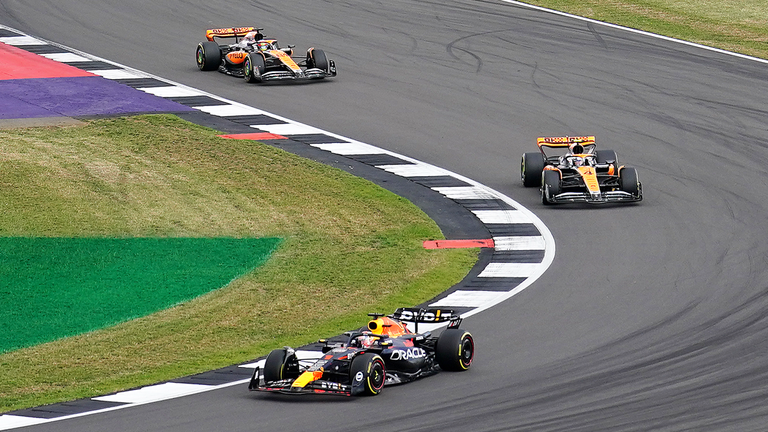 Max Verstappen führt vor den beiden McLaren in Silverstone.