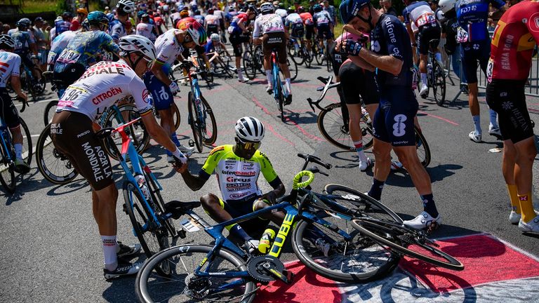 Biniam Girmay war einer der Opfer des Massensturzes bei der 15. Etappe der Tour de France.