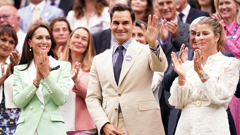 Roger Federer (mitte) wird in Wimbledon auf dem Centre Court geehrt und darf in der Royal Box Platz nehmen.