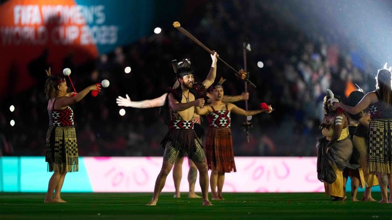 Auf der Eröffnungsfeier heißen indigene Völker Neuseelands mit einem Tanz die Welt willkommen.