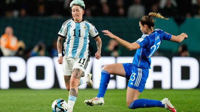 Yamila Rodriguez (l.) klagt über Anfeindungen im Internet wegen ihres Ronaldo-Tattoos.