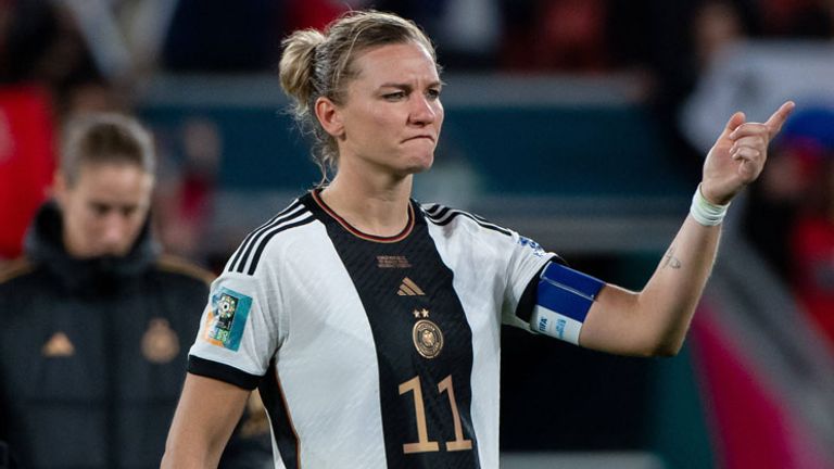 DFB-Kapitänin Alexandra Popp hat eine klare Meinung zum Kuss-Skandal rund um die spanischen Weltmeisterinnen und deren Verbandspräsidenten Luis Rubiales. 