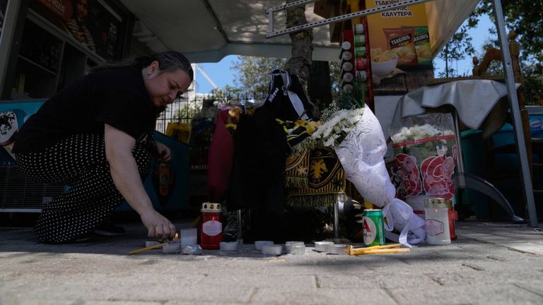 Trauer in Athen: Nach schwere Krawallen ist ein griechischer Fan gestorben.