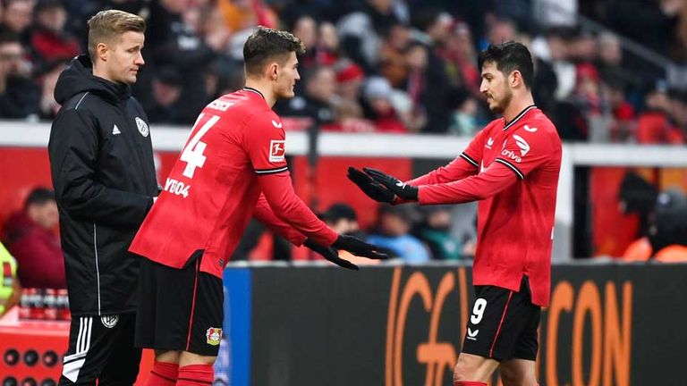 Leverkusens Serdar Azmoun (r.) könnte zum AC Mailand wechseln.