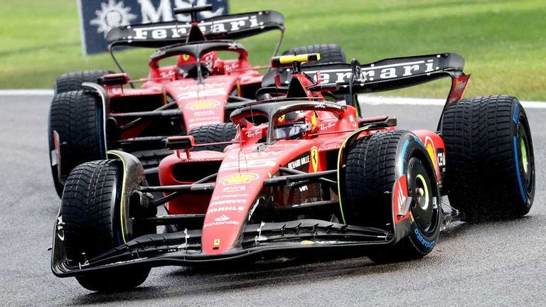 Die Ferrari-Piloten Carlos Sainz (vorne) und Charles Leclerc werden in Monza mit speziellen Rennoveralls an den Start gehen.