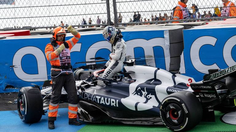 Daniel Ricciardo hat sich bei einem Unfall im 2. Freien Training schwerer verletzt.