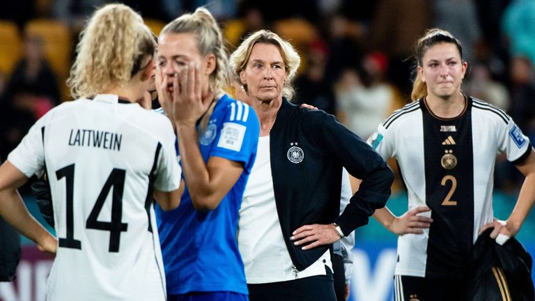 Bundestrainerin Martina Voss-Tecklenburg (2.v.r.) lässt ihre Zukunft nach dem WM-Aus der DFB-Frauen offen.
