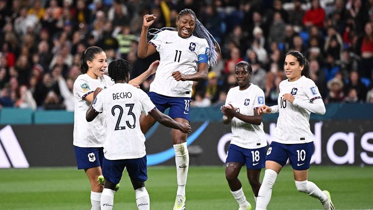 Dreifach-Torschützin Kadidiatou Diani (Nr. 11) jubelt mit ihren Teamkolleginnen - 6:3 für Frankreich hieß es am Ende der Partie gegen Panama. 