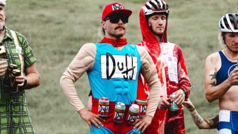 Valtteri Bottas (vorne) als Duff-Man bei einem Bergrennen in Colorado.