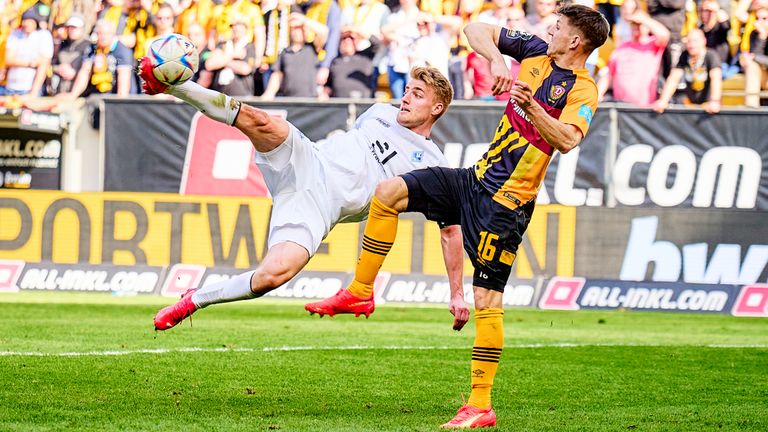 Mannheims Fridolin Wagner mit einem Fallrückzieher gegen Robin Becker von Dynamo Dresden.