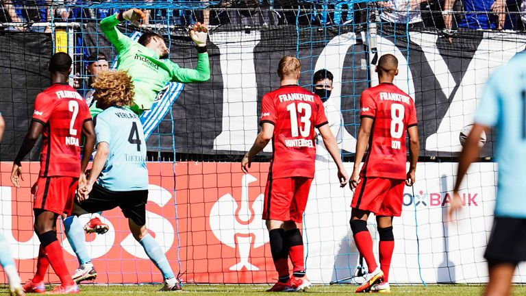 12. Platz: Eintracht Frankfurt: 9-mal Erstrundenaus / zuletzt 2021/22 gegen SV Waldhof Mannheim