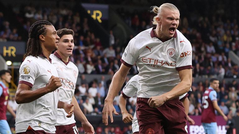 Erling Haaland (r.) trifft zum Premier-League-Auftakt doppelt und beschert Manchester City damit die ersten drei Punkte der Saison.