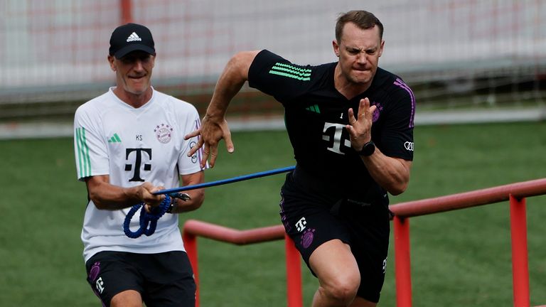 Manuel Neuer muss gegen die Widerstände einen Anstieg hochlaufen (Foto Ruiz).