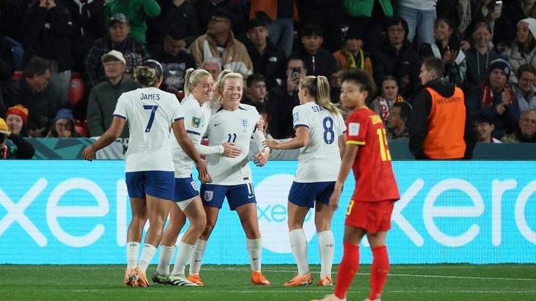 Lauren Hemp (Mitte, Nr. 11) feiert mit ihren Teamkolleginnen nach ihrem Treffer zum zwischenzeitlichen 2:0 für England. Am Ende gewannen die Europameisterinnen gegen China mit 6:1.