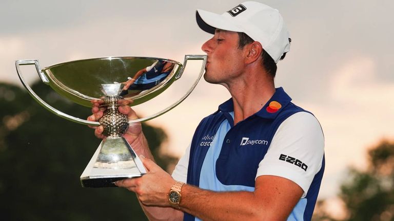 Ein Kuss für den Pokal: Viktor Hovland gewinnt erstmals das millionenschwere Finale der PGA-Tour.
