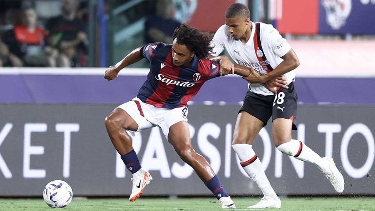 Der AC Mailand um Malick Thiaw (r.) gewinnt zum Auftakt der Serie A beim FC Bologna um Ex-Bayern-Stürmer Joshua Zirkzee.