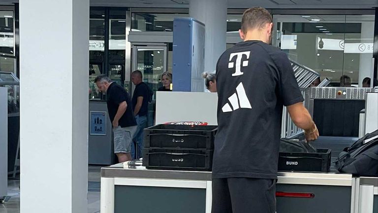 Josip Stanisic am Samstagmorgen am Bremer Flughafen vor dem Abflug nach München - Quelle: Privat.