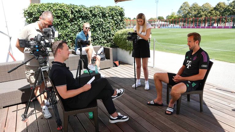 Sky Reporter Florian Plettenberg (l.) im Interview mit Harry Kane (Foto Ruiz).