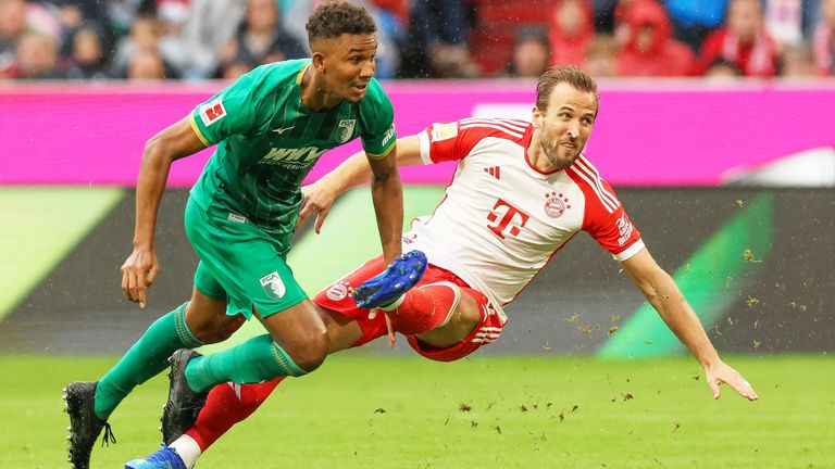 FC Bayern Felix Uduokhai vom FC Augsburg über Duell mit Harry Kane