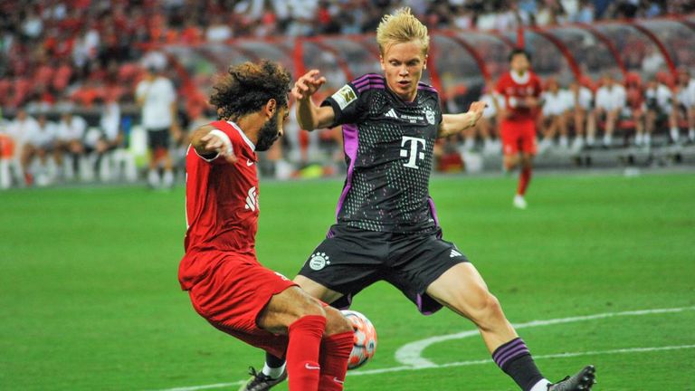 Bayerns Newcomer Frans Krätzig (r.) im Duell mit Liverpools Mohamed Salah.