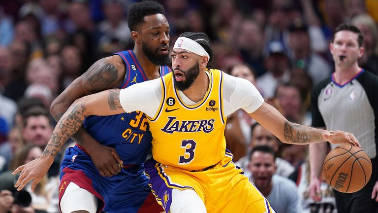 Anthony Davis (vorne) spielt bis 2028 für die LA Lakers.