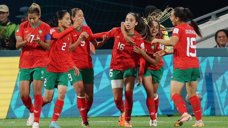 Marokkos Anissa Lahmari (Mitte, Nr. 16) nach ihrem Treffer zum 1:0 gegen Kolumbien.
Die Nordafrikanerinnen stehen sensationell im Achtelfinale der FIFA Frauen WM.