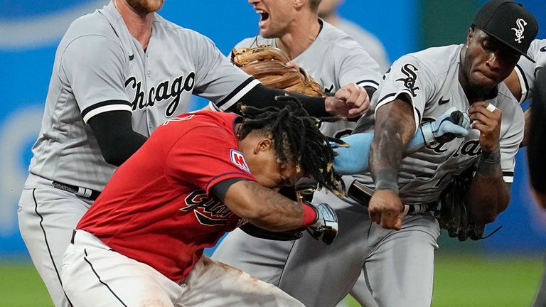 Die beiden Baseball-Stars Tim Anderson (r./ Chicago White Sox) und Jose Ramirez (l./ Cleveland Guardians) prügeln sich auf dem Feld.