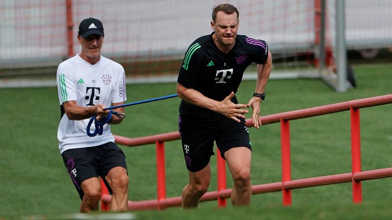 Man sieht ihm die Anstrengungen an: Manuel Neuer arbeitet mit Fitnesstrainer Stephan Kerth an seinem Comeback (Foto: Ruiz).