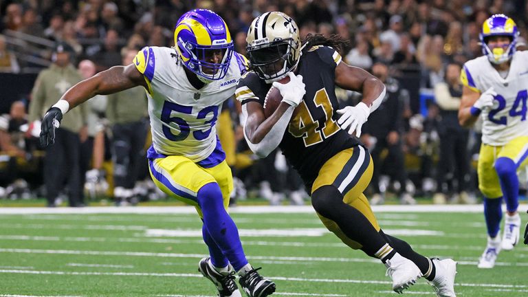 NFL-Superstar Alvin Kamara (mit Ball) von den New Orleans Saints verpasst die ersten Saisonspiele.